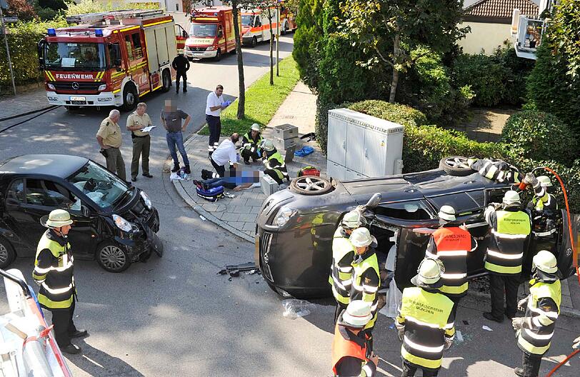 Sollner-Str.: Ein Smart und ein Toyota Avensis stoßen im Kreuzungsbereich zur Melchiorstraße zusammen. Der Toyota stürzt um und bleibt auf der Seite liegen. Dessen 40-jähriger Fahrer muss mit hydraulischem Rettungsgerät aus dem Pkw befreit werden. Die Fahrerin des Smart kann sich selbst befreien. Beide kommen in Krankenhäuser.