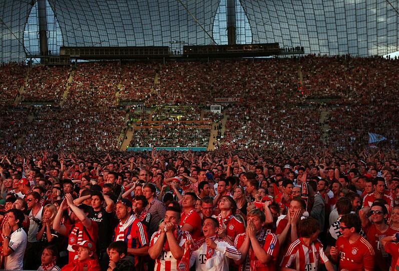 Ein Abend der emotionalen Achterbahnfahrt - mit dem brutalen Absturz aus einem ach so schönen Traum. So hofften, bangten, jubelten - und weinten die Fans des FC Bayern.