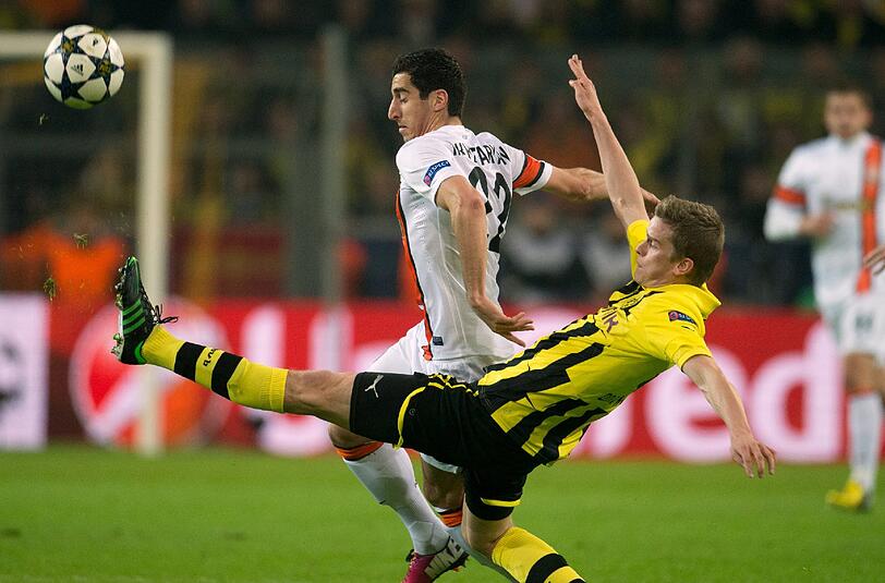Henrich Mchitarjan (hinten) kämpft mit Dortmunds Sven Bender in der Champions League Begegnung Schachtjor Donezk gegen den BVB um den Ball.