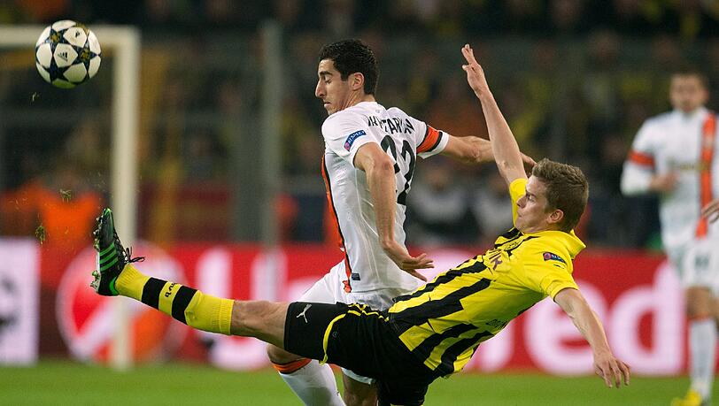Henrich Mchitarjan (hinten) kämpft mit Dortmunds Sven Bender in der Champions League Begegnung Schachtjor Donezk gegen den BVB um den Ball. Henrich Mchitarjan (hinten) kämpft mit Dortmunds Sven Bender in der Champions League Begegnung Schachtjor Donezk gegen den BVB um den Ball.