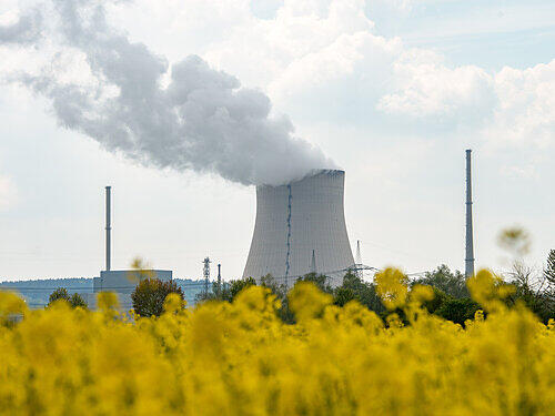 Die Atomkraftwerke (AKW) Isar 1 (l) und Isar 2 mit dem Kühlturm in der Mitte, aufgenommen am 03.05.2016 in Niederaichbach (Bayern).