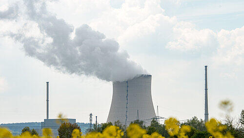 Die Atomkraftwerke (AKW) Isar 1 (l) und Isar 2 mit dem Kühlturm in der Mitte, aufgenommen am 03.05.2016 in Niederaichbach (Bayern).