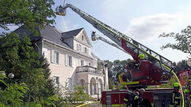 Das Feuer breitete sich vom Obergeschoss unters Dach aus.
