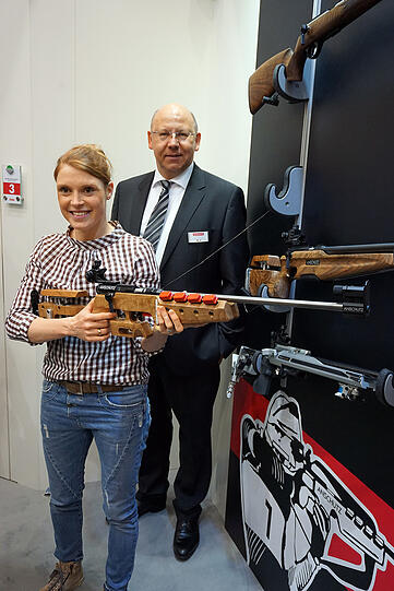 Evi Sachenbacher-Stehle mit "ihrem" Biathlon-Gewehr und Jochen Anschütz, Geschäftsführer des gleichnamigen Familienbetriebs.