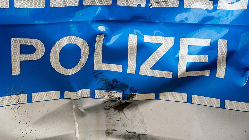 Das Polizeiauto wurde beschädigt (Symbolbild)