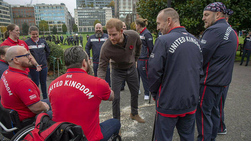 Prinz Harry (m.) mit Sportlern, die an den Invictus Games teilnehmen möchten, im vergangenen Jahr