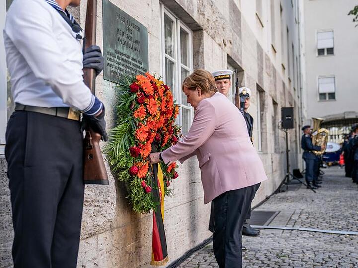 Bundeskanzlerin Angela Merkel legt bei der Feierstunde zum Gedenken an den Widerstand gegen die nationalsozialistische Gewaltherrschaft einen Kranz am Bendlerblock nieder.