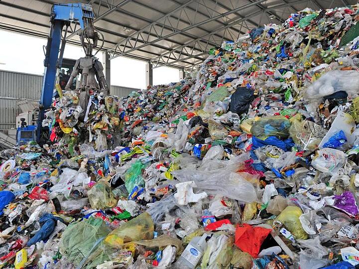 In einer Wertstoffaufbereitungs- und Sortieranlage wird der Müll vorsortiert. Der Entsorgungsverband BDE fordert Politik und Wirtschaft auf, Plastik nicht zu verteufeln.