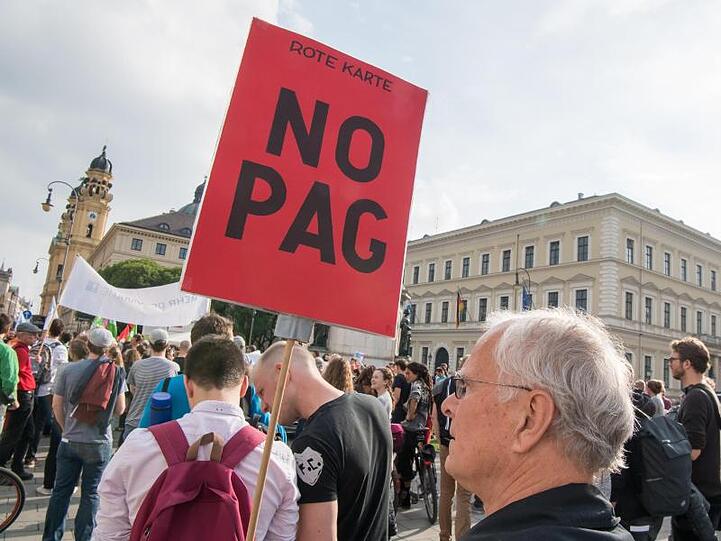 Protest bei einer Kundgebung des Bündnisses "noPAG - Nein! zum neuen Polizeiaufgabengesetz". Foto: Peter Kneffel/Archivbild