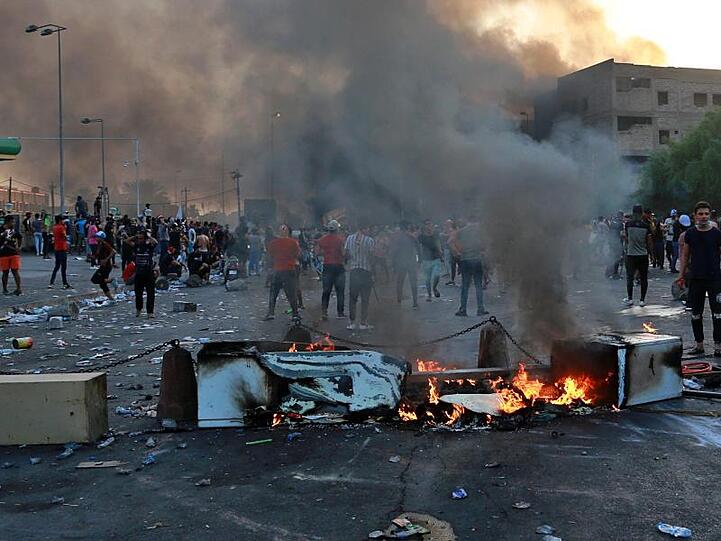 Der krisengeplagte Irak ist von wütenden Protesten mit mehreren Toten und teils chaotischen Zuständen erschüttert worden.