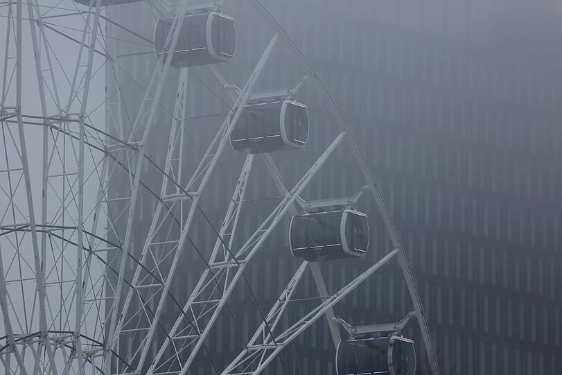 Mystisch: Das Riesenrad "Umadum" verschwimmt im Nebel.