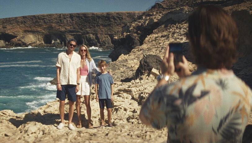 st er nicht falsch aufdem Bild?Tom (links:Sam Riley)sollte sich dazustellen und sieht jetzt wie der Familienvater (neben Stacy Martin) aus, während der Vater (Jack Farthing ) fotografiert. Aber vielleicht ist das vom Ehepaar auch so gewollt? st er nicht falsch aufdem Bild?Tom (links:Sam Riley)sollte sich dazustellen und sieht jetzt wie der Familienvater (neben Stacy Martin) aus, während der Vater (Jack Farthing ) fotografiert. Aber vielleicht ist das vom Ehepaar auch so gewollt?