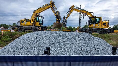 Bis zu 2,5 Milliarden Euro sollen nach Worten des Parlamentarischen Staatssekretärs im Bundesverkehrsministerium, Ulrich Lange, bis Ende April 2026 investiert werden.