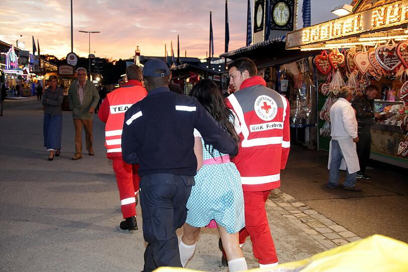 Gestützt von den Sanitätern erreicht diese Frau die Krankenstation.