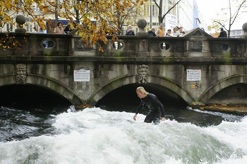 DEN EISBACH-SURFERN ZUSCHAUEN: Wo gibt's das sonst schon: Mitten in der Stadt steigen Froschmänner mit Surfbrettern aus der Tram und werfen sich am Eisbach am Haus der Kunst in die Fluten. Das muss man gesehen haben.