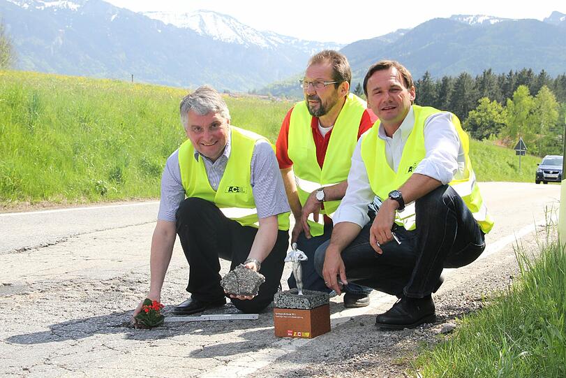Schön, aber marode: Tester überreichen der Staatsstraße 2093 zwischen Frasdorf und Prien den &bdquo;Schlagloch-Oscar&ldquo;.Foto: SPD Bayern