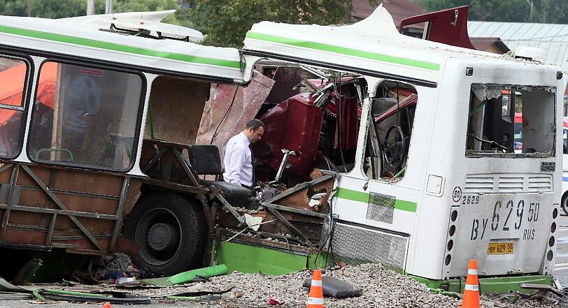 Es ist eines der schwersten Verkehrsunglück in Russland überhaupt. Die Bilder vom Unfallort.