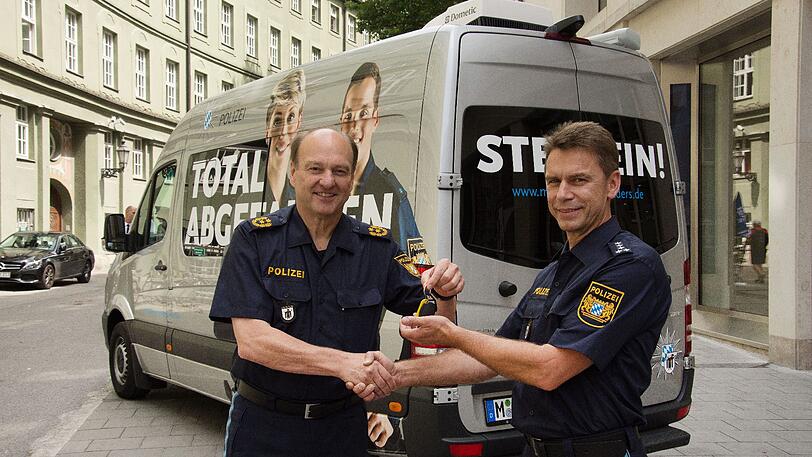 Hubertus Andrä und Jürgen Bald mit dem neuen Mobil.