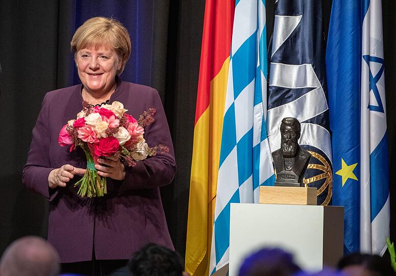 Bundeskanzlerin Angela Merkel (CDU) bekommt den Theodor-Herzl-Preis des Jüdischen Weltkongresses verliehen.