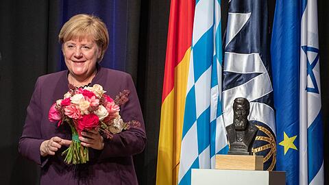 Bundeskanzlerin Angela Merkel (CDU) bekommt den Theodor-Herzl-Preis des Jüdischen Weltkongresses verliehen.