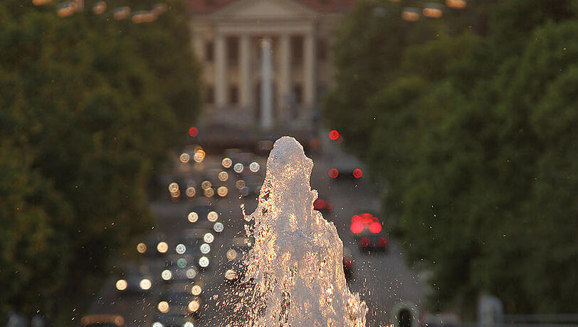 Die Sonne geht unter, der Springbrunnen sprudelt: wunderbar! Die Sonne geht unter, der Springbrunnen sprudelt: wunderbar!