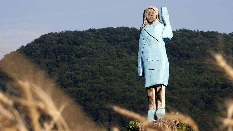 Die Holzstatue von Melania Trump wurde angezündet