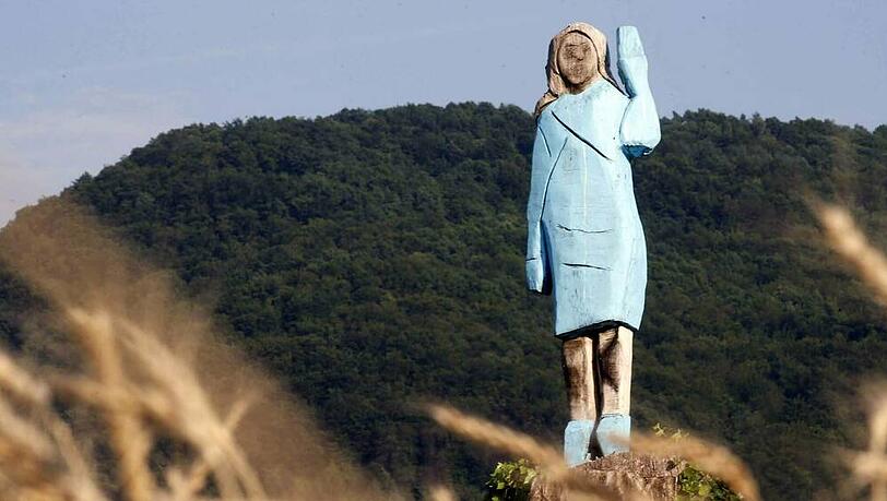 Die Holzstatue von Melania Trump wurde angezündet Die Holzstatue von Melania Trump wurde angezündet
