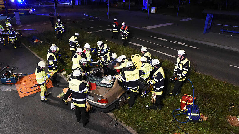 Die Feuerwehr hat die schwerverletzte Frau aus dem Auto befreit.