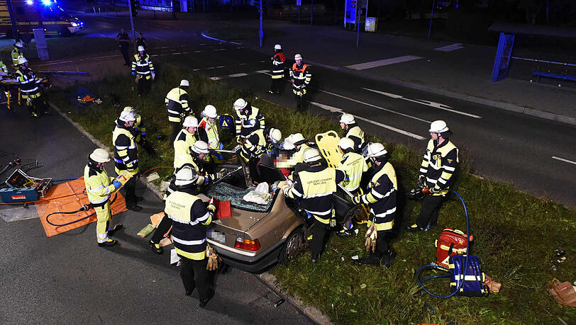Die Feuerwehr hat die schwerverletzte Frau aus dem Auto befreit. Die Feuerwehr hat die schwerverletzte Frau aus dem Auto befreit.