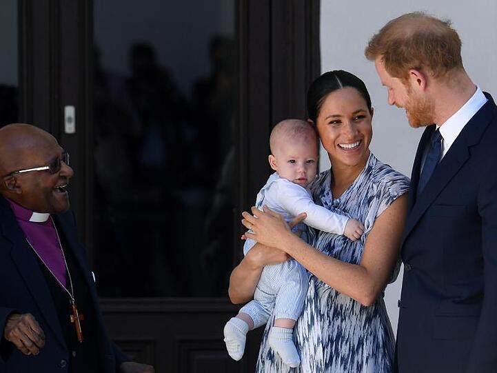 Der kleine Archie mit seinen strahlenden Eltern bei Desmond Tutu.