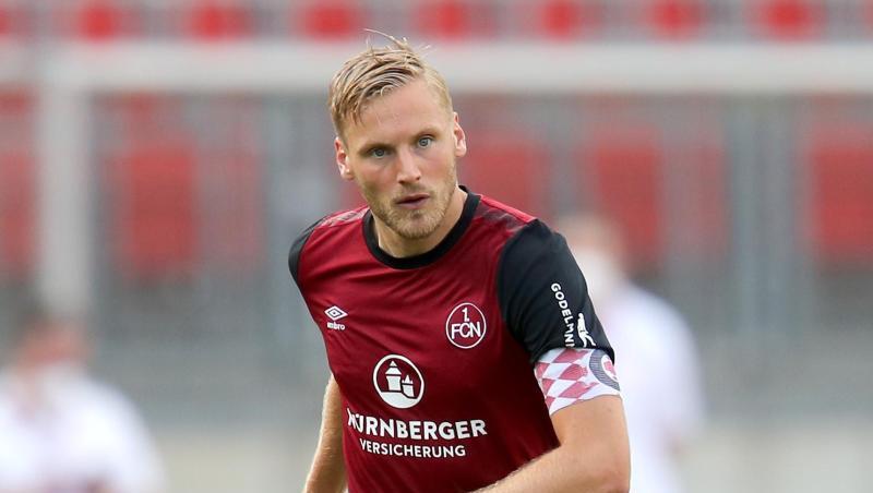 Hanno Behrens spielt den Ball.