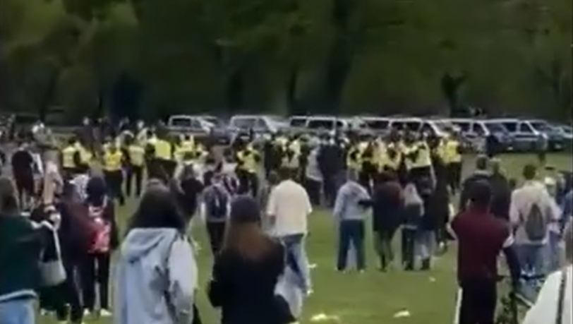 Szenen aus einem Video, welches die Eskalation am 8. Mai zeigt. An dem Samstagabend wurden Polizisten von Jugendlichen mit Flaschen beworfen, mehrere Beamte verletzten sich leicht. Kommt wegen dieses Vorfalls nun das Alkoholverbot? Szenen aus einem Video, welches die Eskalation am 8. Mai zeigt. An dem Samstagabend wurden Polizisten von Jugendlichen mit Flaschen beworfen, mehrere Beamte verletzten sich leicht. Kommt wegen dieses Vorfalls nun das Alkoholverbot?
