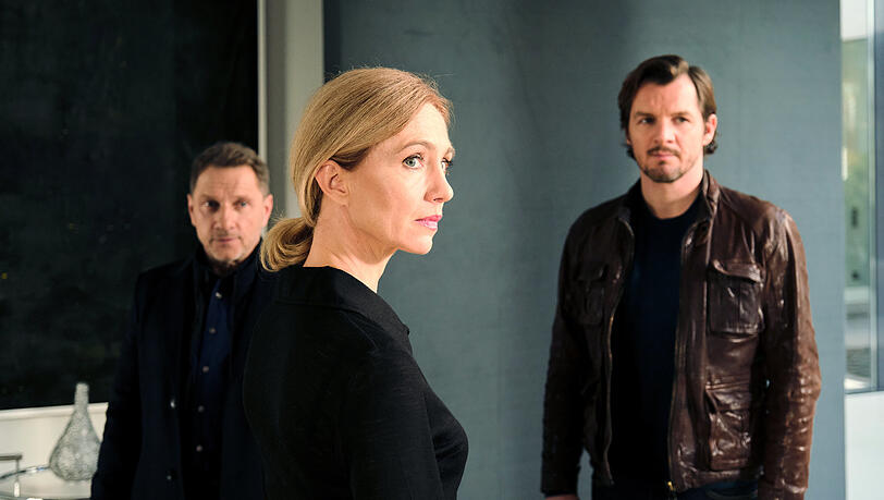 Kim Tramell (Ursina Lardi) steht im Mittelpunkt der Ermittlungen der Kommissare Thorsten Lannert (Richy Müller, l) und Sebastian Bootz (Felix Klare) im SWR-Tatort "Videobeweis".