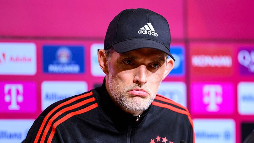 Münchens Trainer Thomas Tuchel reagiert unzufrieden bei der Pressekonferenz nach dem Spiel.