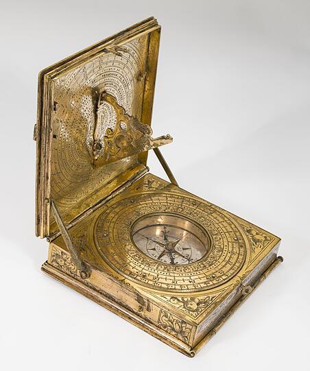 Ohne Kompass ging gar nichts: Dieses astronomische Kompendium mit Sonnen- und Monduhr hat der Münchner Tobias Volckmer d. J. 1626 gefertigt.