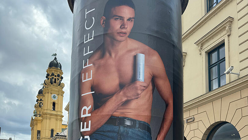 Dr. Luise Berger (re.) und ihre hübsche Tochter Eleonora sind stolz auf Armin als Testimonial. Dr. Luise Berger (re.) und ihre hübsche Tochter Eleonora sind stolz auf Armin als Testimonial.