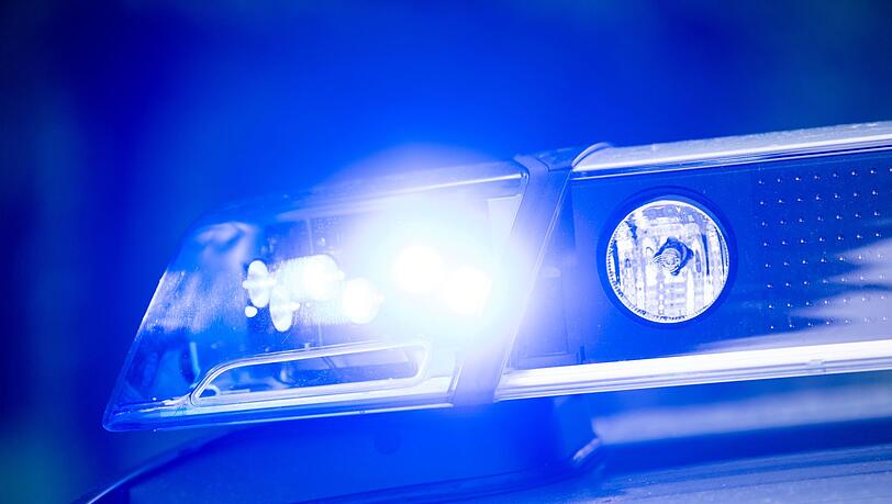 Der Mann, der auf offener Straße mit einem Messer in Richtung vorbeifahrender Autos herumfuchtelte, war der Polizei bereits bekannt und psychologisch auffällig. (Symbolbild)