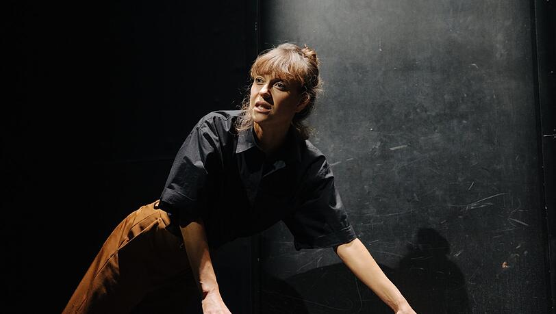 Ein Solo für Katharina Bach, die in "Fremd" ganz allein fast ohne Requisiten spielt.
