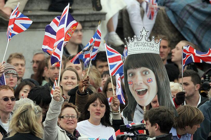 Ein Fahnenmeer, jubelnde Menschen, verkleidete Spaßvögel: So haben die Menschen in London und aller Welt die königliche Hochzeit gefeiert. Die Bilder!