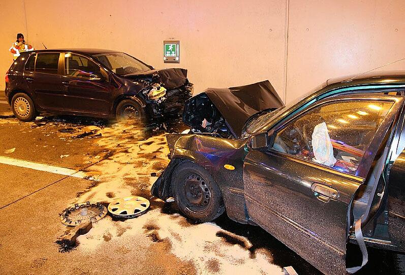 Ein Toter und ein Verletzter  - das ist die traurige Bilanz eines Geisterfahrerunfalls in einem Tunnel der A 94. Zwischen den Anschlussstellen Waldkraiburg und Heldenstein kam es zu dem schweren Crash.