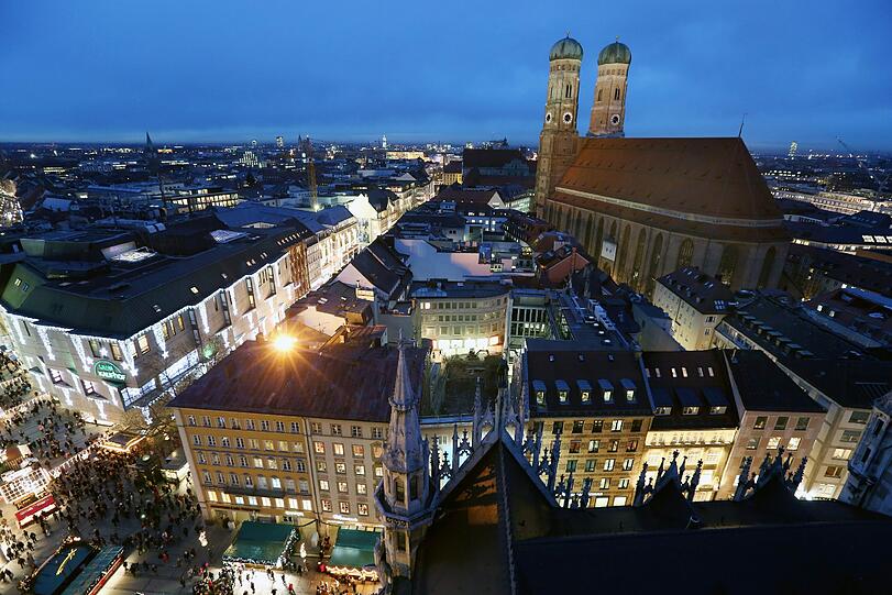 Die Frauenkirche in der weihnachtlichen Abenddämmerung