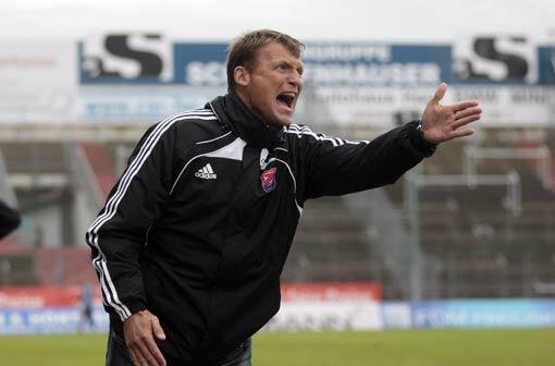 Trainer Claus Schromm kann mit seiner Mannschaft den Sieg im TOTO-Pokal feiern.