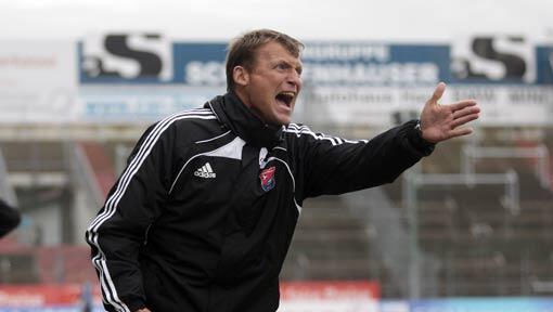 Trainer Claus Schromm kann mit seiner Mannschaft den Sieg im TOTO-Pokal feiern. Trainer Claus Schromm kann mit seiner Mannschaft den Sieg im TOTO-Pokal feiern.