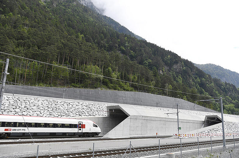 Die Einfahrt in den Tunnel.