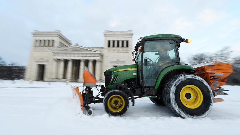 Den Schneeschieber wird man auch in nächster Zeit brauchen: Es bleibt kalt in München.
