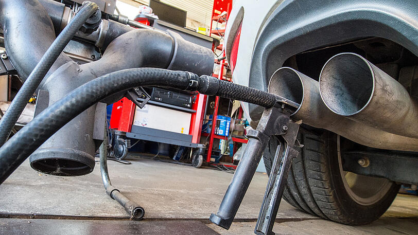 Abgasuntersuchung bei einem Dieselfahrzeug.
