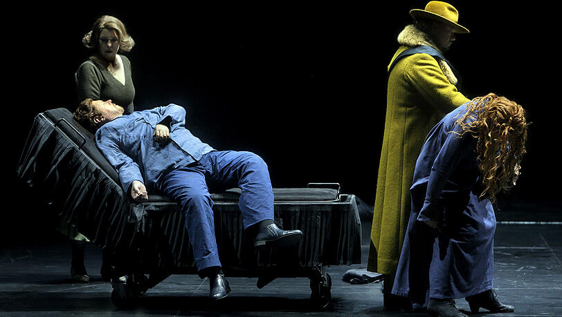 Der Schluss von Katharina Wagners Inszenierung von "Tristan und Isolde" mit René Pape (Marke), Stephen Gould (Tristan) und Petra Lang (Isolde). Der Schluss von Katharina Wagners Inszenierung von "Tristan und Isolde" mit René Pape (Marke), Stephen Gould (Tristan) und Petra Lang (Isolde).
