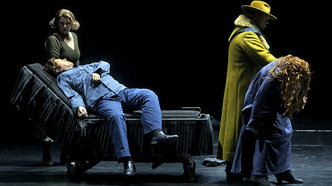 Der Schluss von Katharina Wagners Inszenierung von "Tristan und Isolde" mit René Pape (Marke), Stephen Gould (Tristan) und Petra Lang (Isolde).