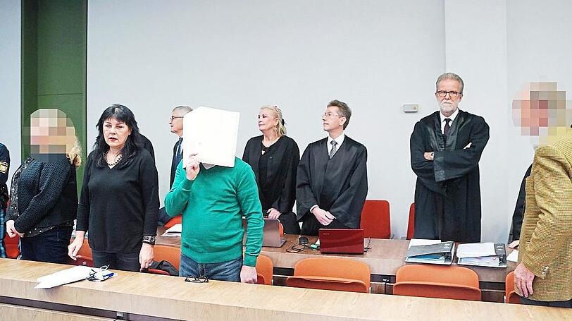 Ganz links steht die Hauptangeklagte Renate W. (53).