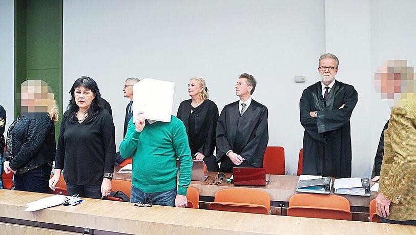 Ganz links steht die Hauptangeklagte Renate W. (53). Ganz links steht die Hauptangeklagte Renate W. (53).